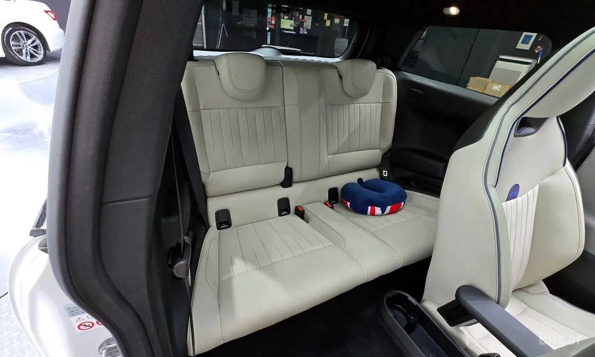 Mini Cooper 2025 SE Favoured