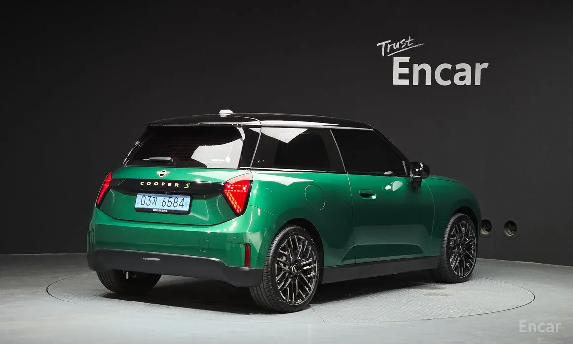 Mini Cooper 2025 SE Favoured