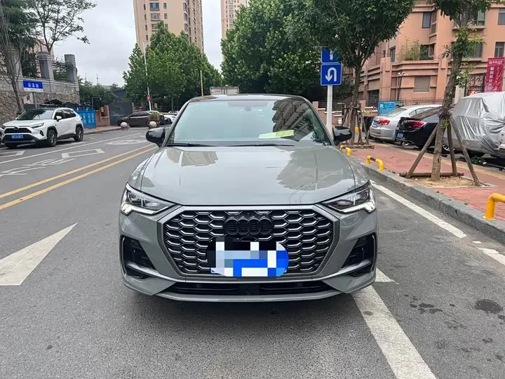 Audi Q3 2025 2025款 45周年典藏版 40TFSI RS套件燃速型