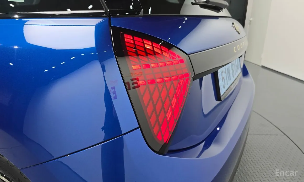 Mini Cooper 2025 SE Favoured