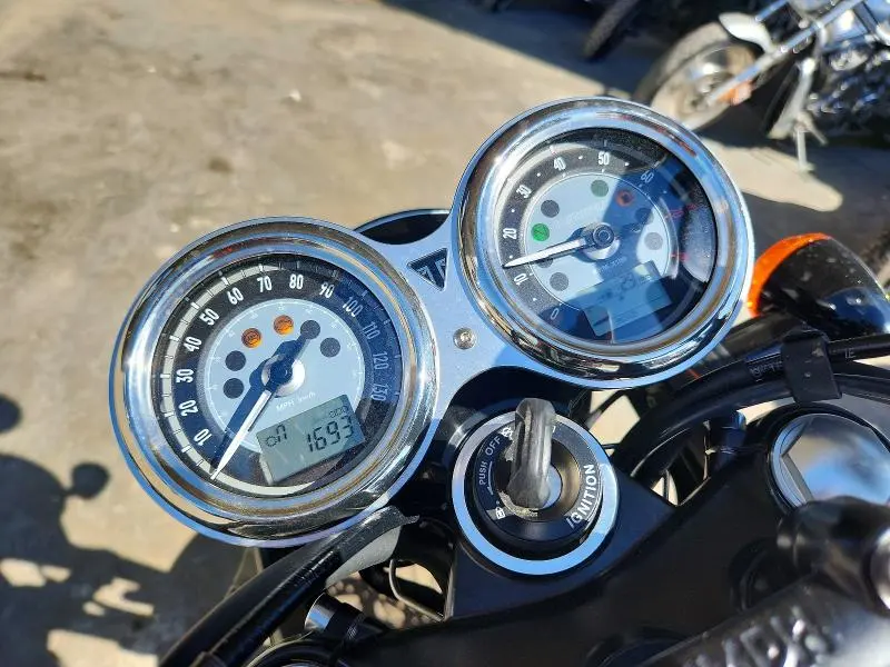 TRIUMPH BONNEVILLE 2024