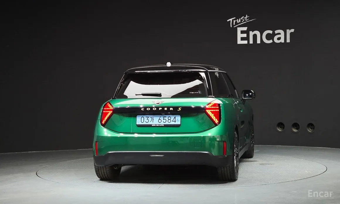Mini Cooper 2025 SE Favoured