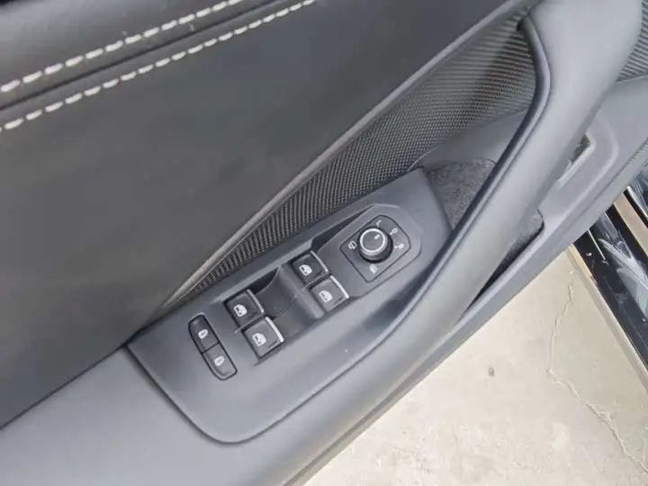 Volkswagen Magotan 2026 2026款 300TSI 尊享版显眼包