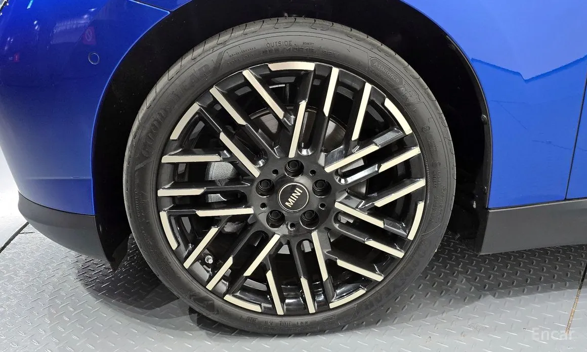 Mini Cooper 2025 SE Favoured