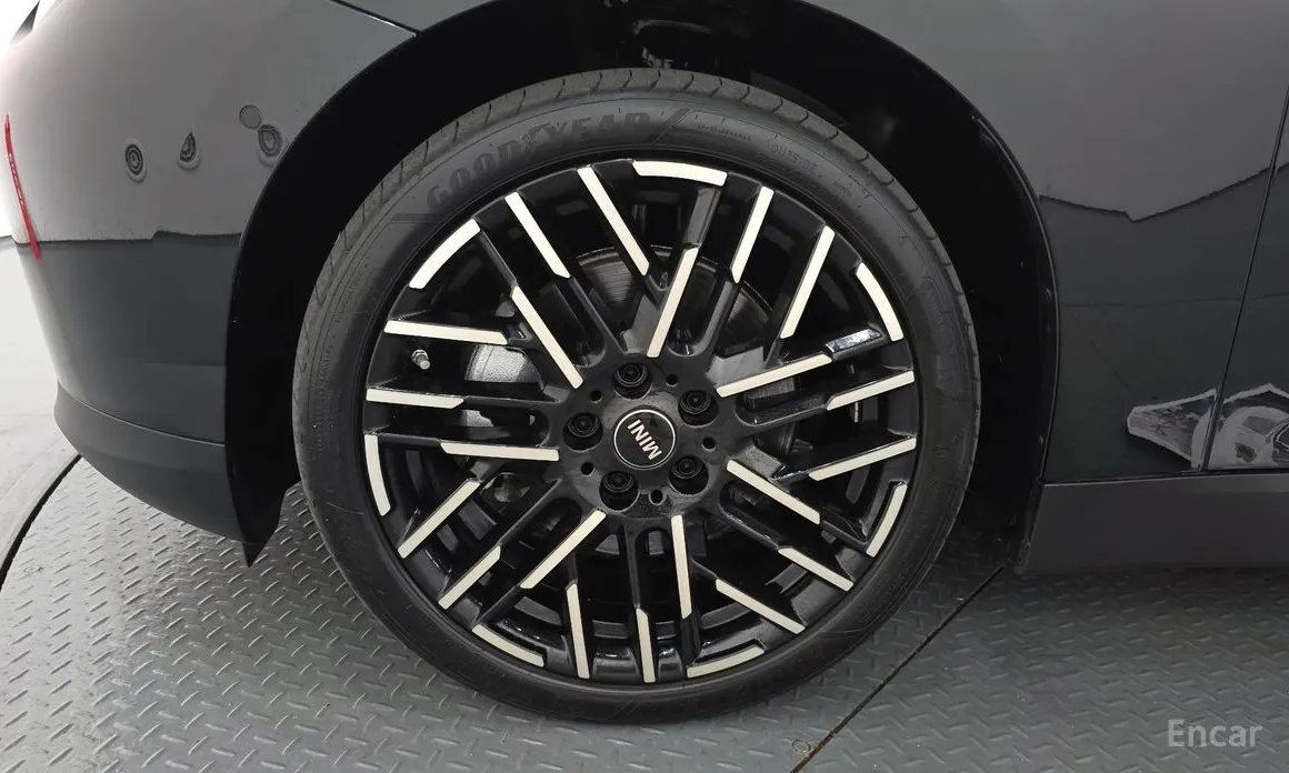 Mini Cooper 2025 SE Favoured