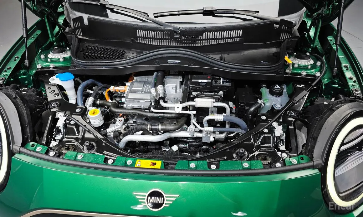 Mini Cooper 2025 SE Favoured