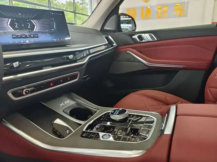 BMW X5 2026 2026款 xDrive 30Li 尊享型M运动曜夜套装