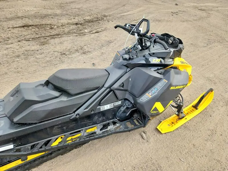 SKI-DOO SUMMIT NEO 2024