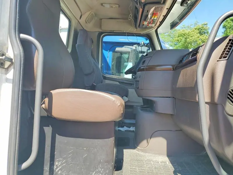 2017 VOLVO VN